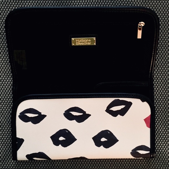 NWT Trifold Lip Print Makeup Bag - Picture 3 of 8